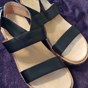Vionic Cancun black platform sandals